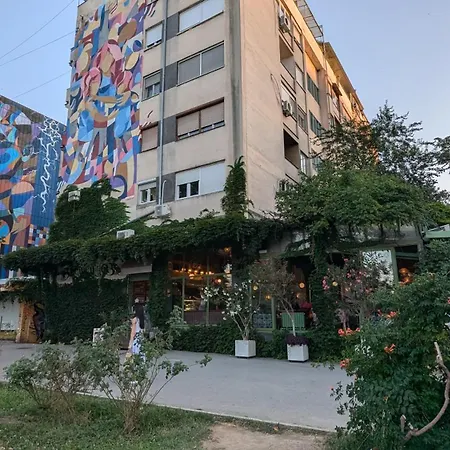 Tesla Time Machins 2bedrooms & Living Novi Sad