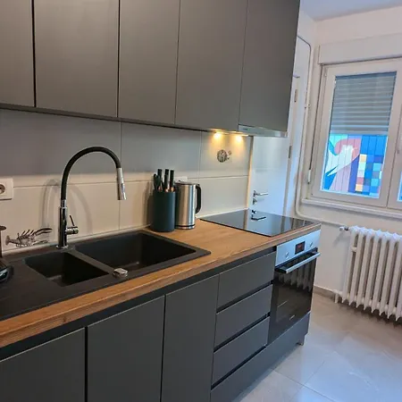 Tesla Time Machins 2bedrooms & Living Apartment *