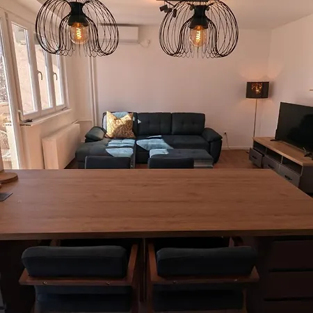 Tesla Time Machins 2bedrooms & Living Apartment